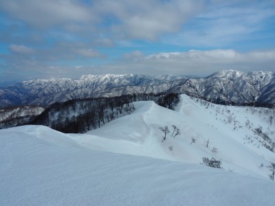 右に三国岳、左に夜叉丸〜三周ヶ岳