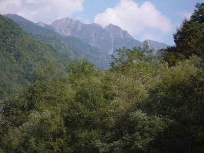 駐車場から望む鋸岳