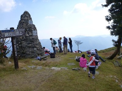 賑わいの山頂