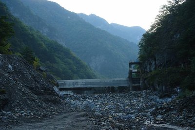 ここまでクルマで入り、取り付きまで１．５時間でした。