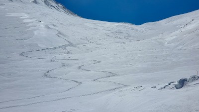 吹雪の翌日は快適滑降