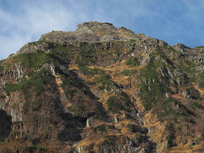 北穂池から見上げる北穂小屋、ゴミ落とさないでね～