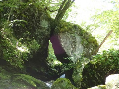 P8050030.jpg (87.81 KiB) 閲覧された回数 1686 回 面白い造形の大岩