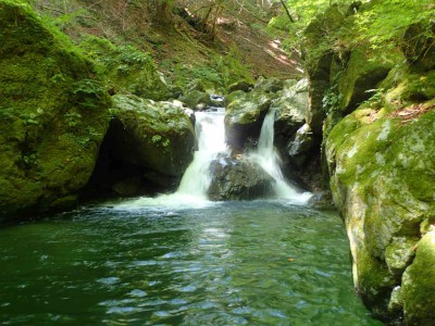 大きな釜を伴った二筋2m滝