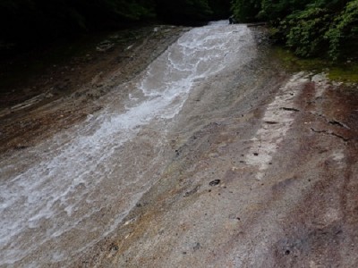 yukiwa.jpg (104.05 KiB) 閲覧された回数 4014 回 雪輪の滝。かなり下から滑りましたが、それでも高さは20mくらいあるかも