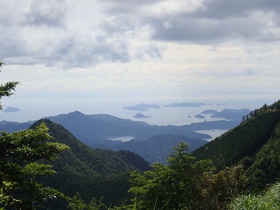 見下ろす瀬戸内海。ゴールした稜線から海？不思議な感覚です。
