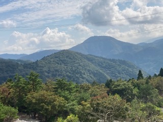 手前 高取 奥に鍋尻山