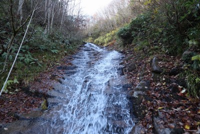 滑滝.jpg (667.26 KiB) 閲覧された回数 3492 回 滑滝が続く