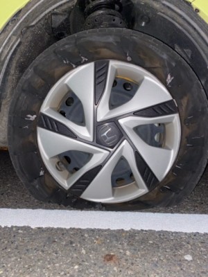 タイヤ.jpeg (118.14 KiB) 閲覧された回数 5694 回 いたるところ裂けて中が見えてます。信じられな~い