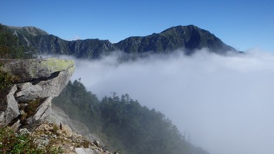 ガスから姿を見せた三ノ沢岳