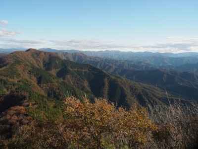 辿ってきた縦走路と彼方に越美の山々