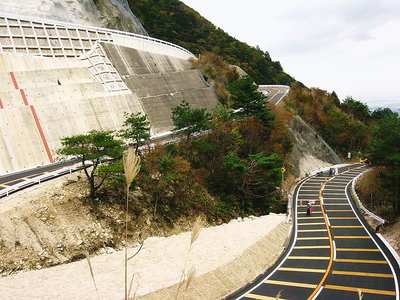 ● 道路は化粧直しちゅーだ