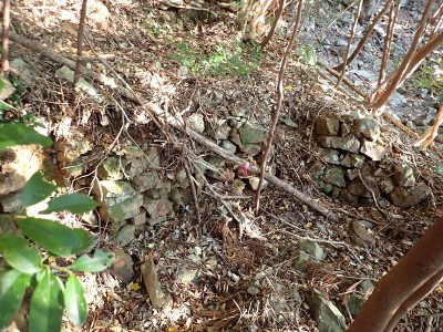 小木森滝中段の炭窯跡