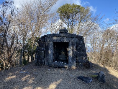 IMG_9735.JPG (9.66 MiB) 閲覧された回数 3471 回 雌岳山頂にある石の祠