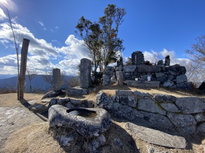 堀坂山山頂には堀坂大権現が祀られている