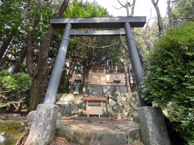 IMG_0174.JPG (2.99 MiB) 閲覧された回数 2624 回 石尊大権現の鳥居と本殿