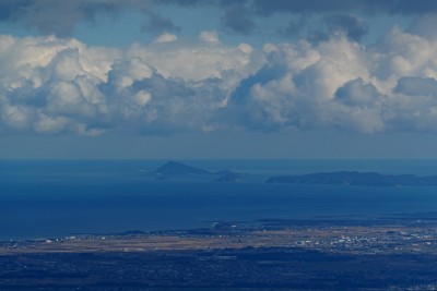 志摩半島の先に神島が見えている