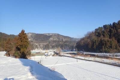 真ん中の建物の横が駐車地