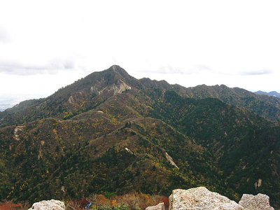 ● 山は堂々と威厳を持つ、人も又シカリ