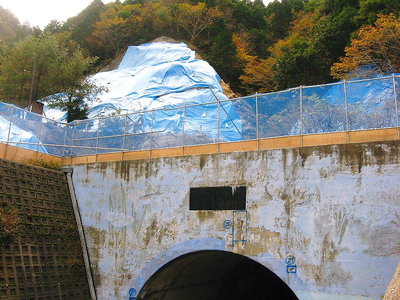 トンネル上部.JPG (161.57 KiB) 閲覧された回数 7594 回 ● 娘が幼い頃このトンネルの上でお絵かきしたモンです。<br />この数字は何を意味してるのやろか。