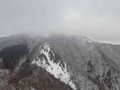 P1290008.jpg (57.9 KiB) 閲覧された回数 2540 回 水無山から綿向山をのぞむ