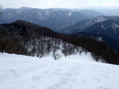 P1290039.jpg (50.79 KiB) 閲覧された回数 2541 回 下山ルートの南尾根を望む