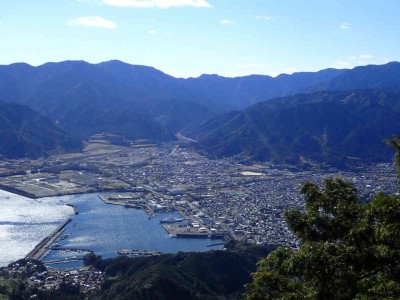 P1190010.jpg (70.33 KiB) 閲覧された回数 2717 回 天狗倉山から望む尾鷲市街