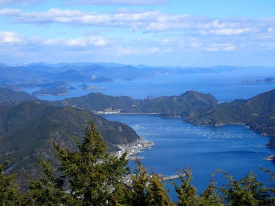 P1190018.jpg (62.94 KiB) 閲覧された回数 2717 回 おちょぼ岩から望む紀北町の海岸線