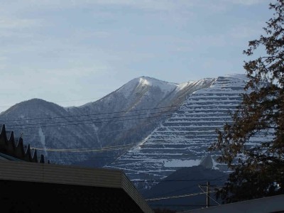伊勢治田駅から見る藤原岳と多志田山