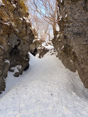 雪に閉ざされた頭陀ノ窟