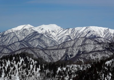 DSC02539.JPG (9.56 MiB) 閲覧された回数 2923 回 能郷白山とイソクラ、前山