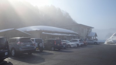 朝の余呉湖観光館駐車場