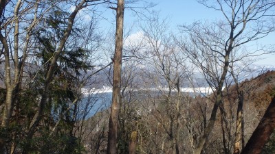 右手に余呉湖を見下ろしながら