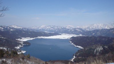 横山岳(右）と余呉湖