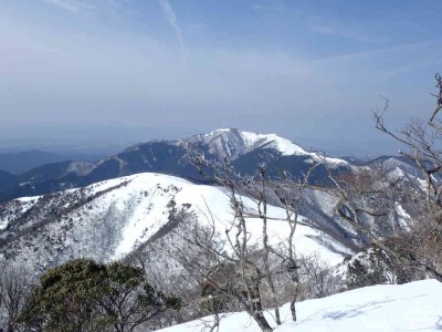 P3040019.jpg (78.4 KiB) 閲覧された回数 2737 回 手前:清水の頭 奥:綿向山