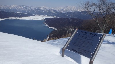 賤ヶ岳山頂から余呉湖、湖北の山々