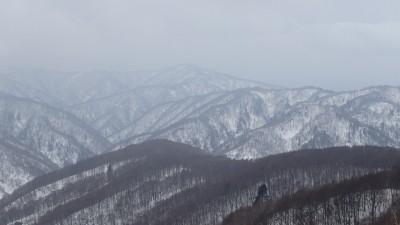 P3173121.jpg (408.12 KiB) 閲覧された回数 2479 回 ガスの晴れ間に大音波谷と大黒山方面