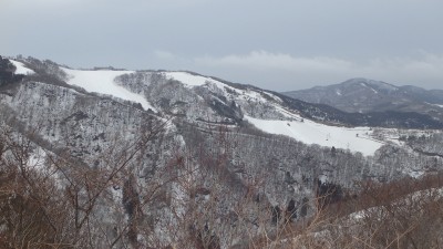 P3173169.jpg (567.65 KiB) 閲覧された回数 2483 回 対岸の余呉高原スキー場は営業中