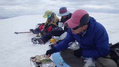 P4023322.jpg (263.44 KiB) 閲覧された回数 5058 回 山頂宴会