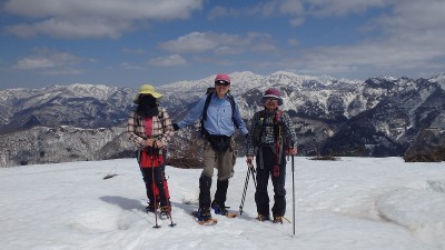白山を背景に山頂で