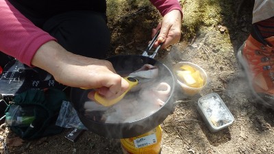 P4123383.jpg (362.38 KiB) 閲覧された回数 3273 回 焼けたイカをパチンパチン