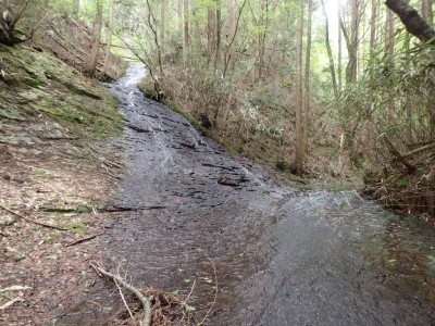 P5200104.jpg (121.67 KiB) 閲覧された回数 2759 回 左:支谷の滝 右:本流