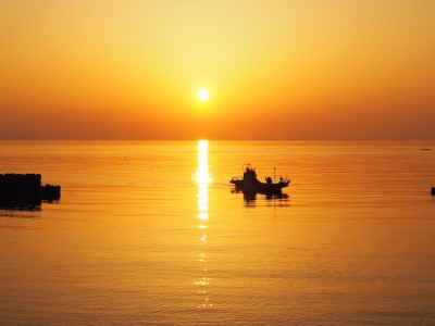 夕陽と小舟.JPG