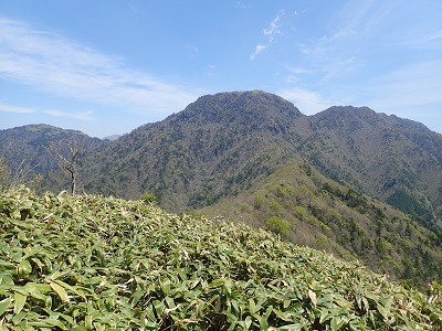 真ん中が「筒上山」右「手箱山」左「石黒山」