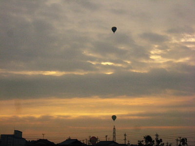 ● 風任せの風船、東の空に待ったり浮ぶ