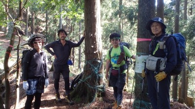 P5293905.jpg (456.92 KiB) 閲覧された回数 1838 回 稜線コルで2人とお別れ