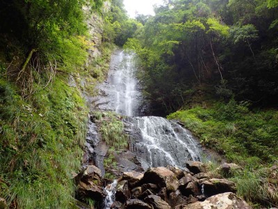 P9070046.jpg (127.14 KiB) 閲覧された回数 1876 回 行動の滝 中段の滝