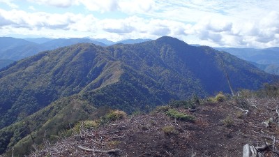 PA150583.jpg (376.93 KiB) 閲覧された回数 3710 回 ・1096jctから小津権現山と縦走稜線