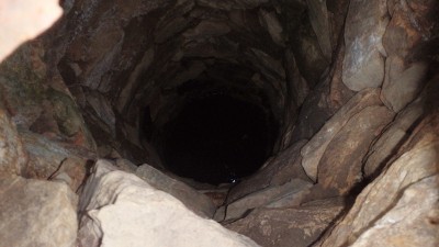 中は真っ暗で水面が見えない