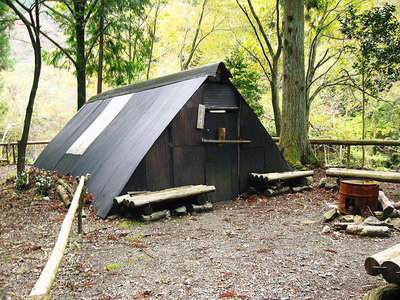 ● 新しい小屋、水は引かれてるよ。薪はイッパイある
